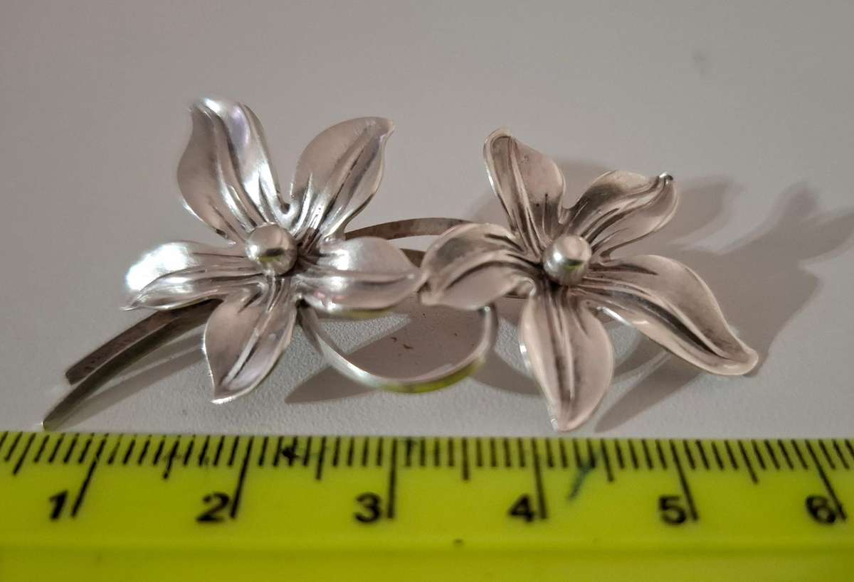 Stunning Siver Flower Brooch in Excellent Condition Clearly Marked 6.4 Grams