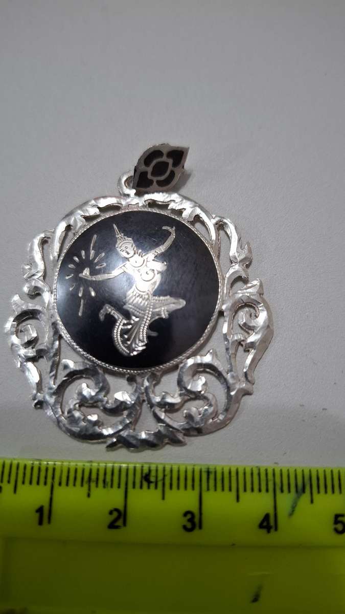 Beautiful Siam Sterling Silver Pendant in Excellent Condition Clearly Marked  (7.7 grams)
