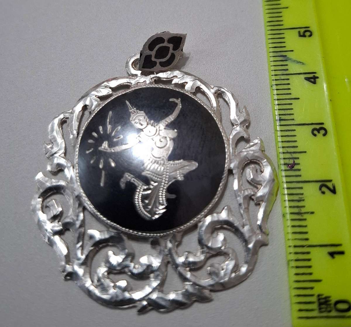 Beautiful Siam Sterling Silver Pendant in Excellent Condition Clearly Marked  (7.7 grams)