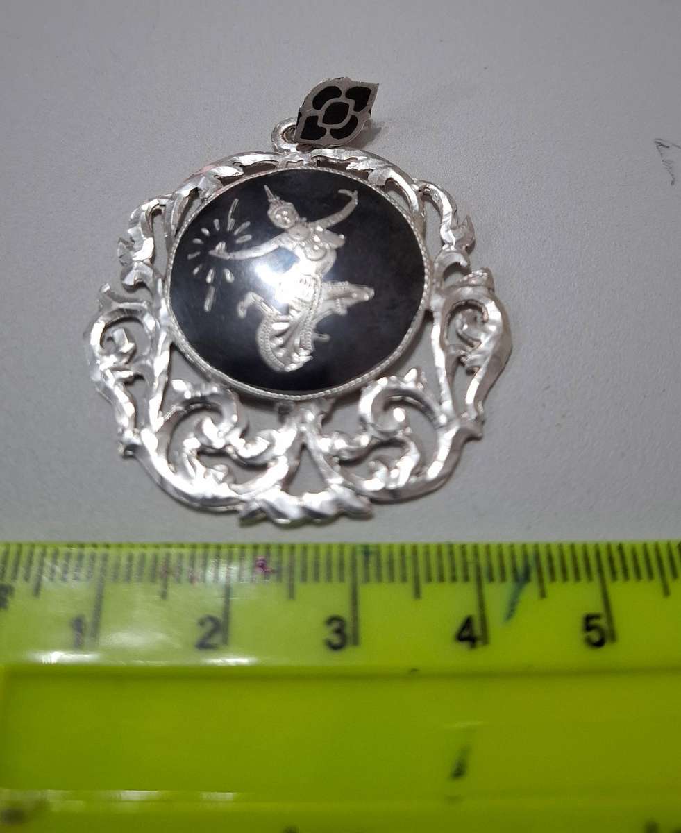 Beautiful Siam Sterling Silver Pendant in Excellent Condition Clearly Marked  (7.7 grams)
