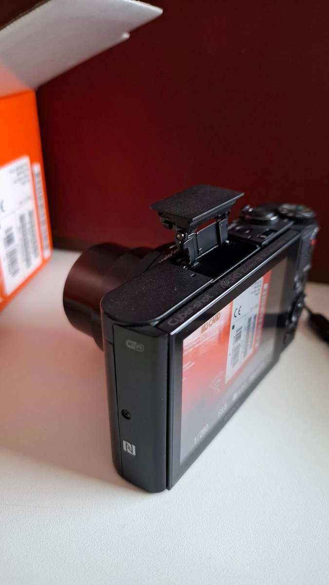 Sony Cyper-shot DSC-WX500 Digital Camera