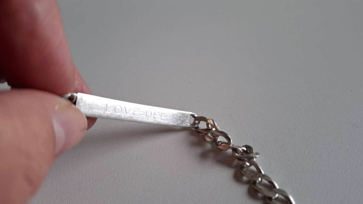 Lovely 925 Silver Chunky Chain Link Bracelet with Name Plate (14 grams) In Good Condition and Marked