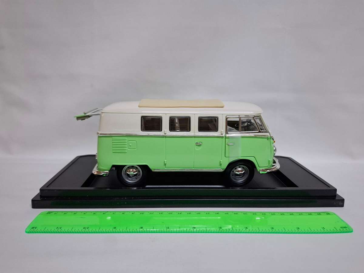 Vintage Die Cast Metal Collection Deluxe Edition 1962 Volkswagen Microbus - Excellent Condition