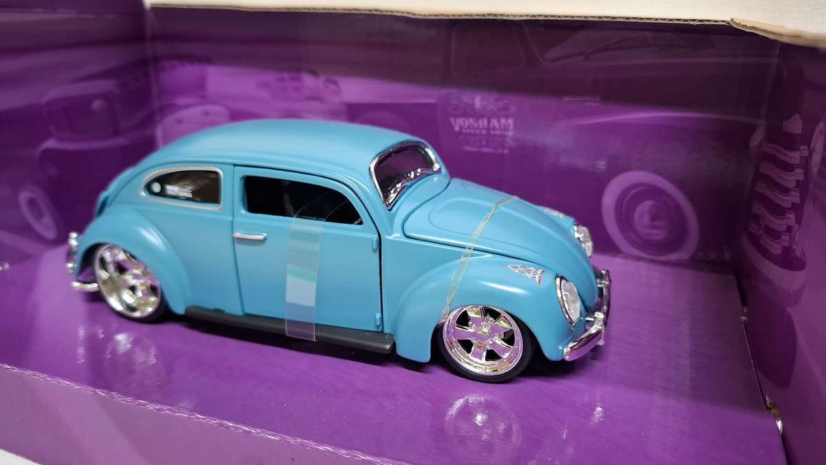 Vintage Maisto Design Die Cast 1:24 Scale Volkswagen Beetle - Good Condition