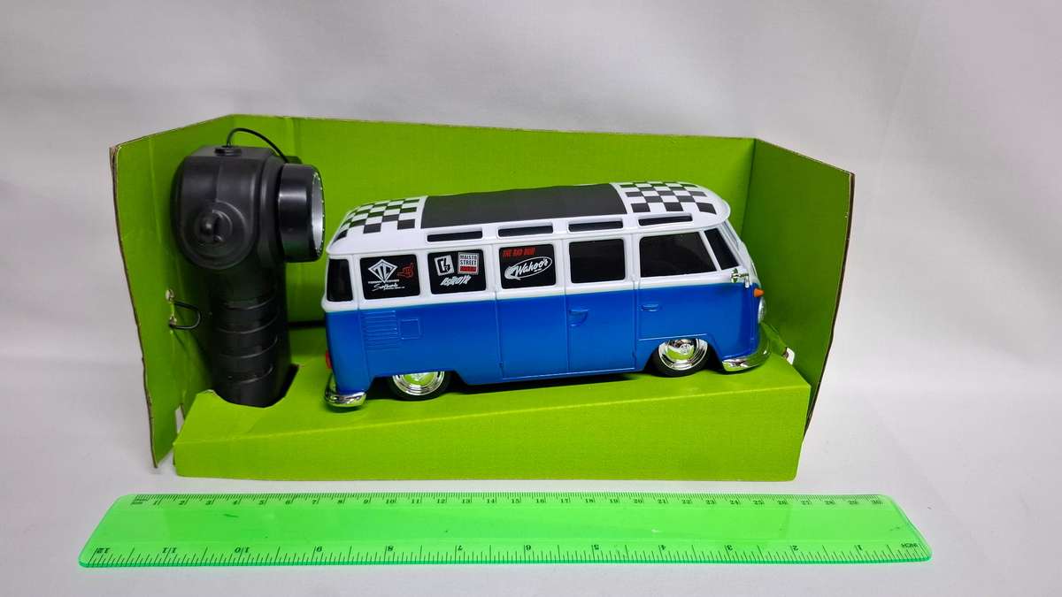 Maisto Tech R/C Volkswagen Van Samba 1:24 Scale Radio Control Vehicle - Good Condition