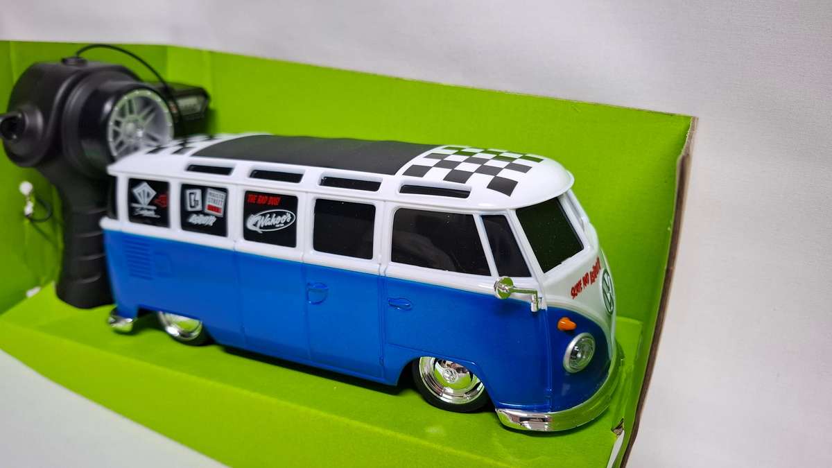 Maisto Tech R/C Volkswagen Van Samba 1:24 Scale Radio Control Vehicle - Good Condition