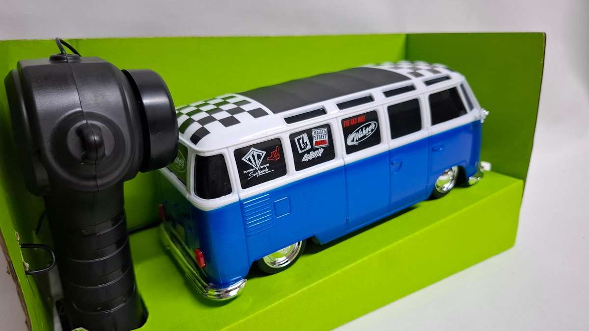 Maisto Tech R/C Volkswagen Van Samba 1:24 Scale Radio Control Vehicle - Good Condition