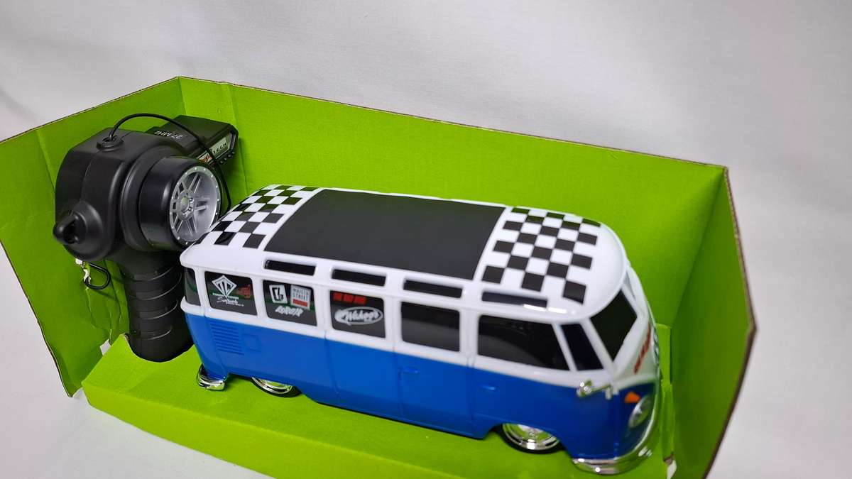 Maisto Tech R/C Volkswagen Van Samba 1:24 Scale Radio Control Vehicle - Good Condition