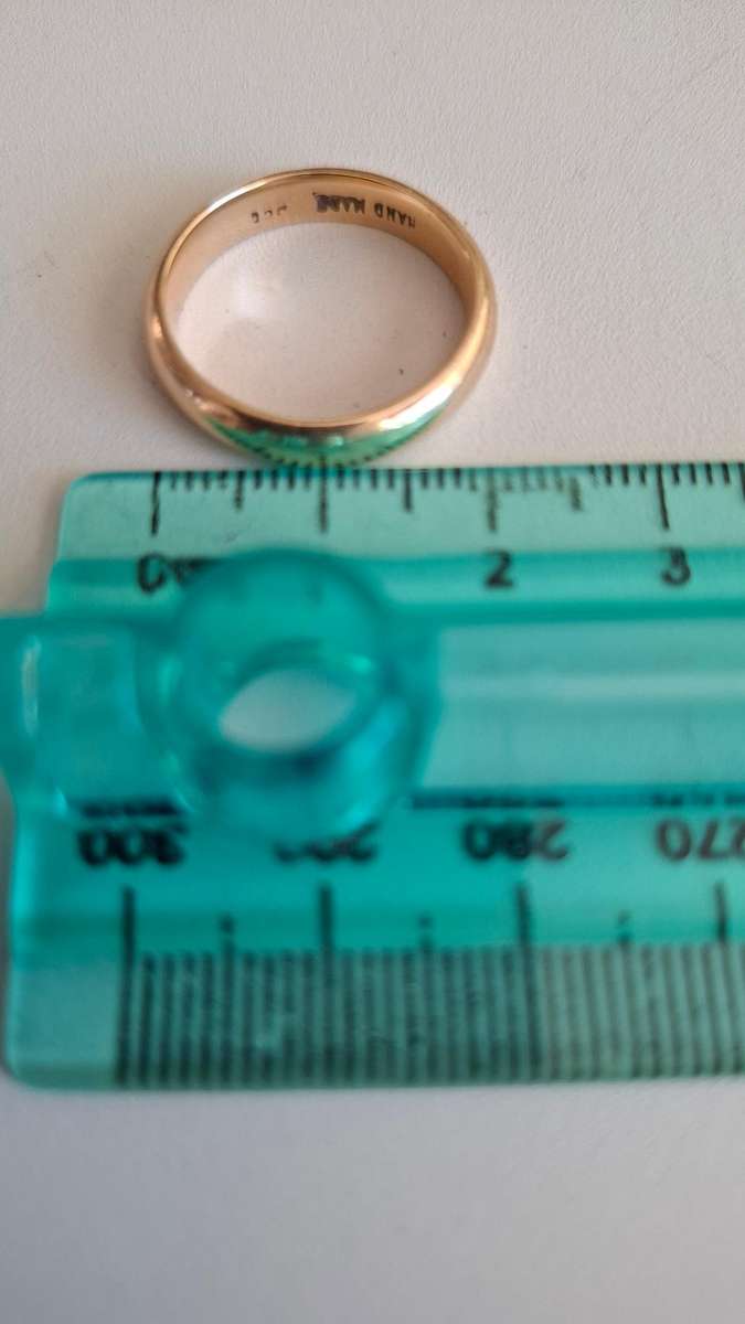 Beautiful Hand Made 9ct Gold Wedding Ring In Excellent Condition  4.3 grams
