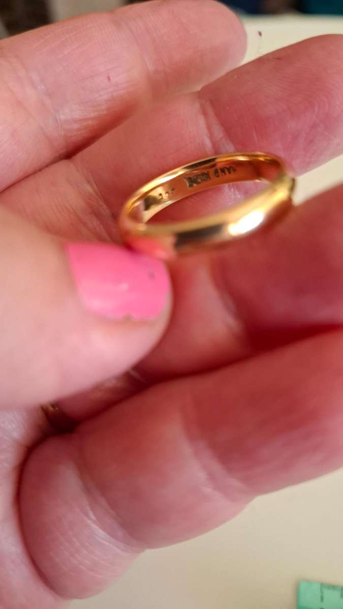 Beautiful Hand Made 9ct Gold Wedding Ring In Excellent Condition  4.3 grams