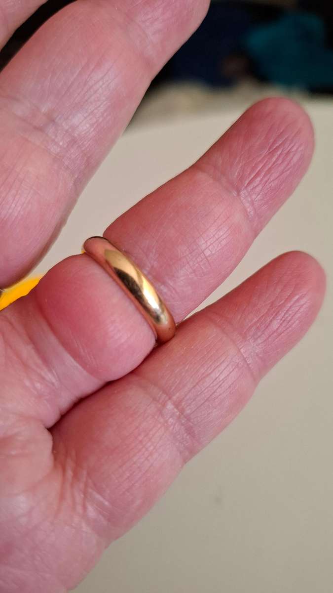 Beautiful Hand Made 9ct Gold Wedding Ring In Excellent Condition  4.3 grams