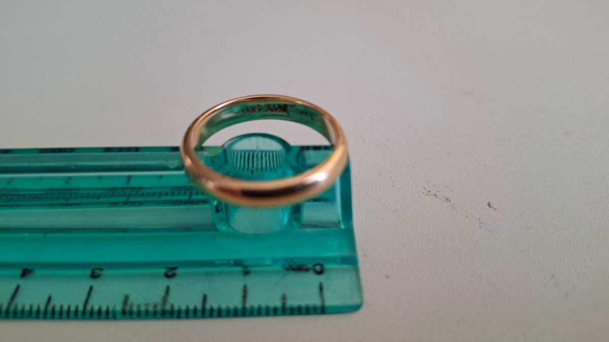 Beautiful Hand Made 9ct Gold Wedding Ring In Excellent Condition  4.3 grams