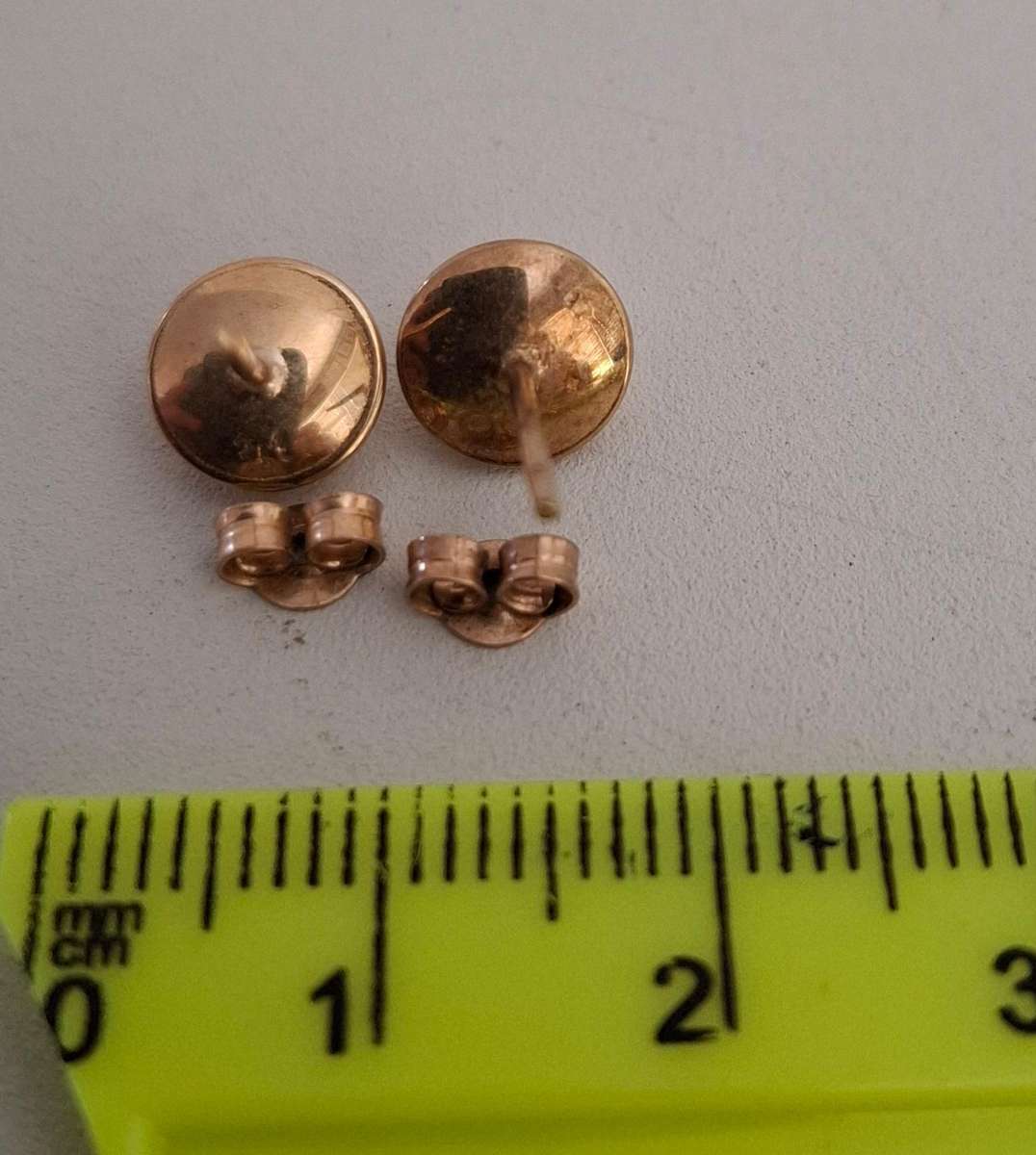 Stunning Vintage Set of 9 ct Gold Stud Earrings in Excellent Condition (0.9 grams) Clearly marked