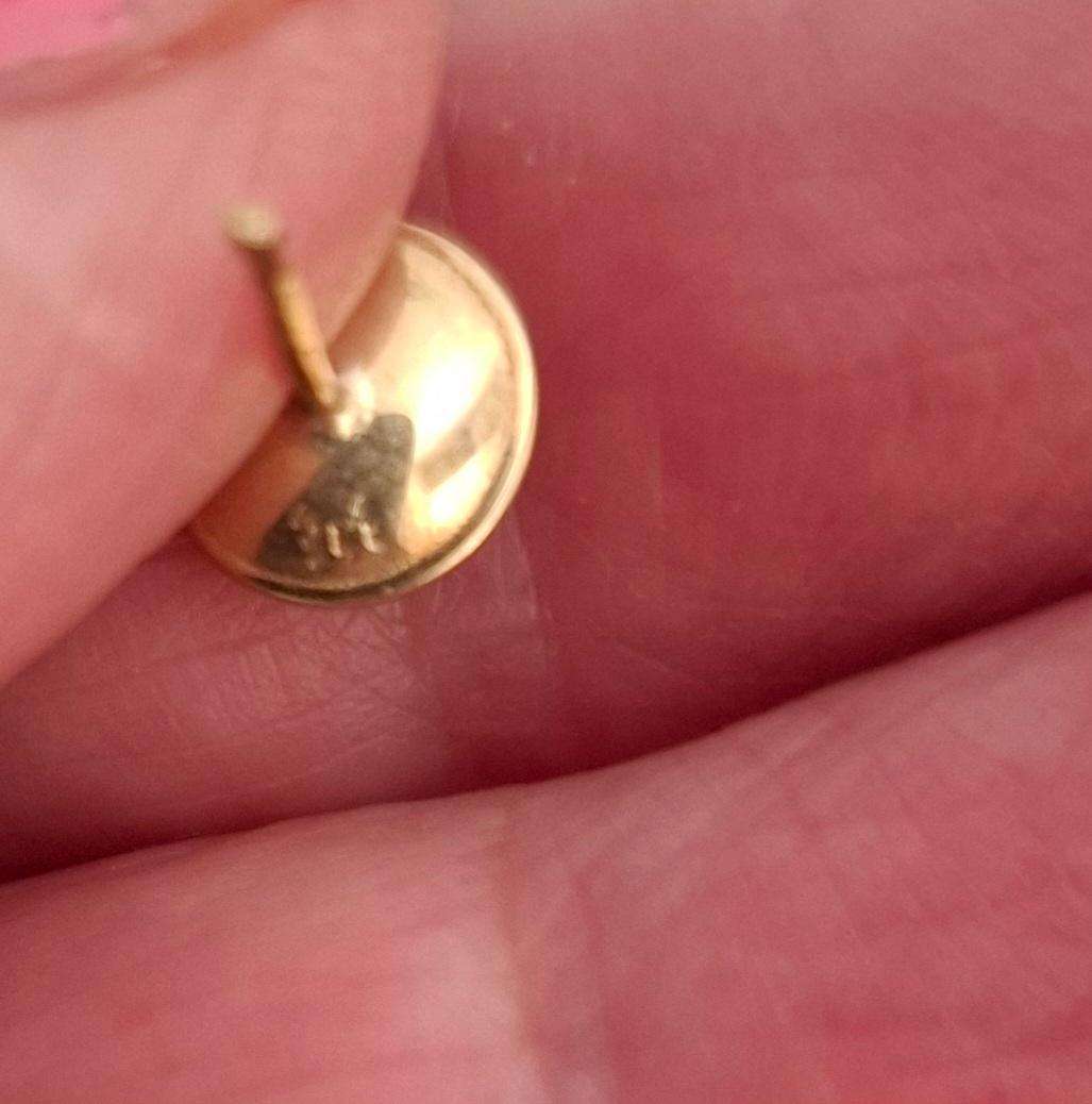 Stunning Vintage Set of 9 ct Gold Stud Earrings in Excellent Condition (0.9 grams) Clearly marked