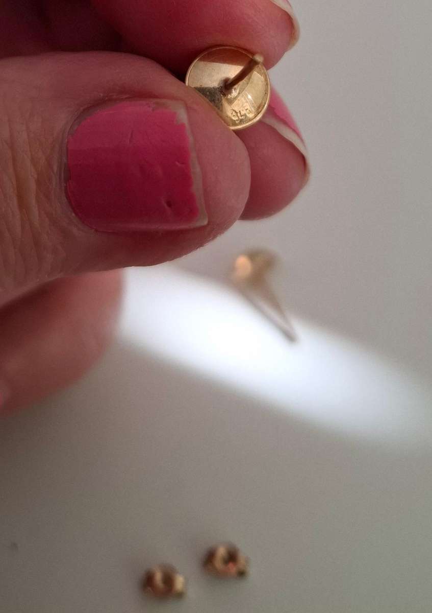 Stunning Vintage Set of 9 ct Gold Stud Earrings in Excellent Condition (0.9 grams) Clearly marked