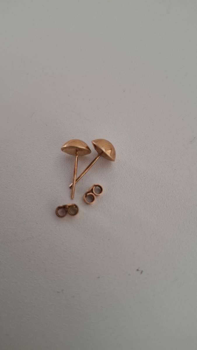 Stunning Vintage Set of 9 ct Gold Stud Earrings in Excellent Condition (0.9 grams) Clearly marked