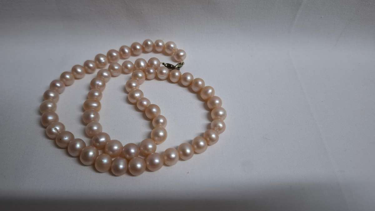 Beautiful String of Fresh Water Pearls - Excellent Condition