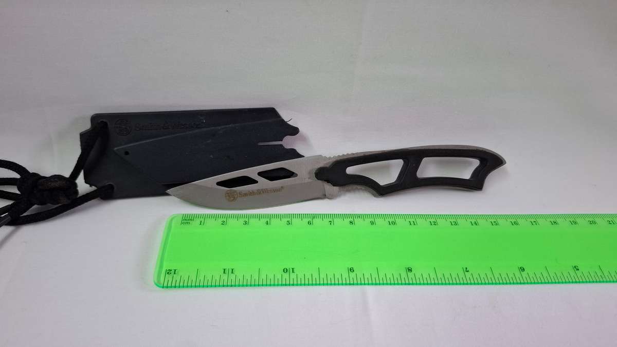 Smith & Wesson Fixed Blade Neck Knife with Sheath SW990TA - Good Condition