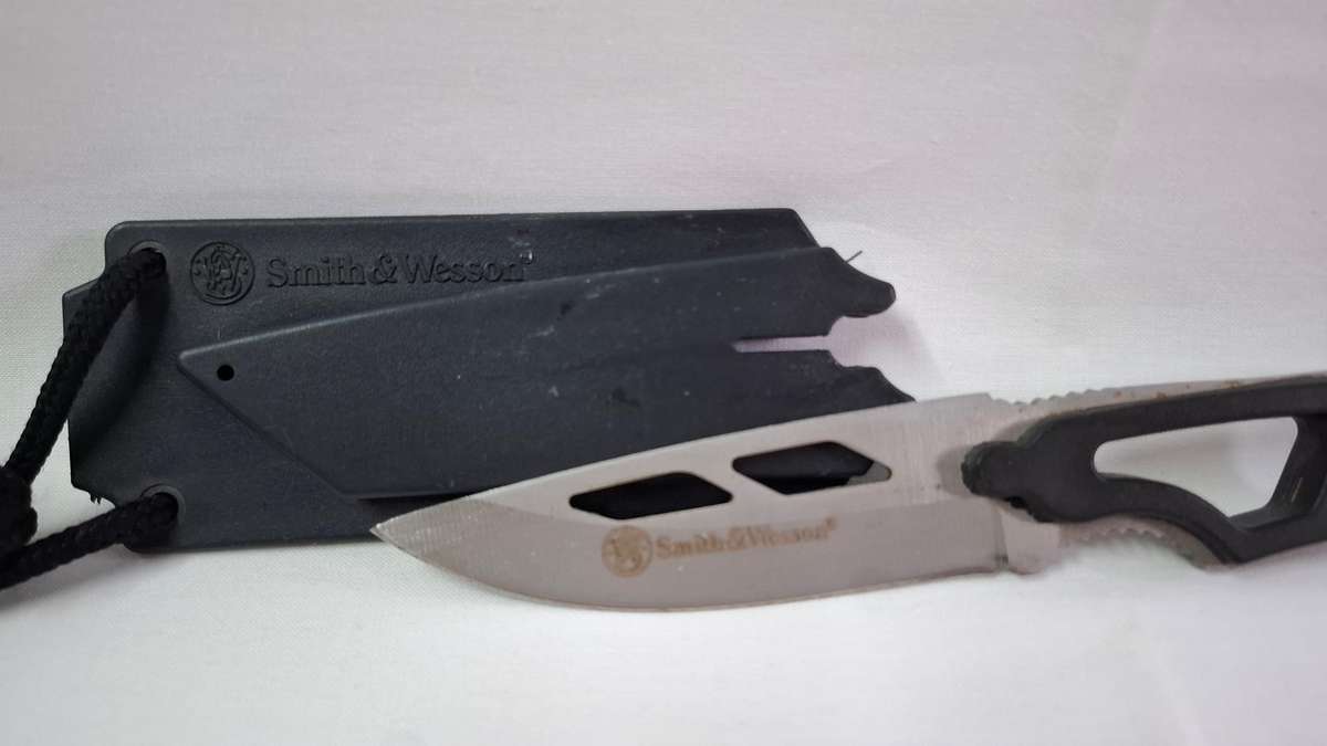 Smith & Wesson Fixed Blade Neck Knife with Sheath SW990TA - Good Condition