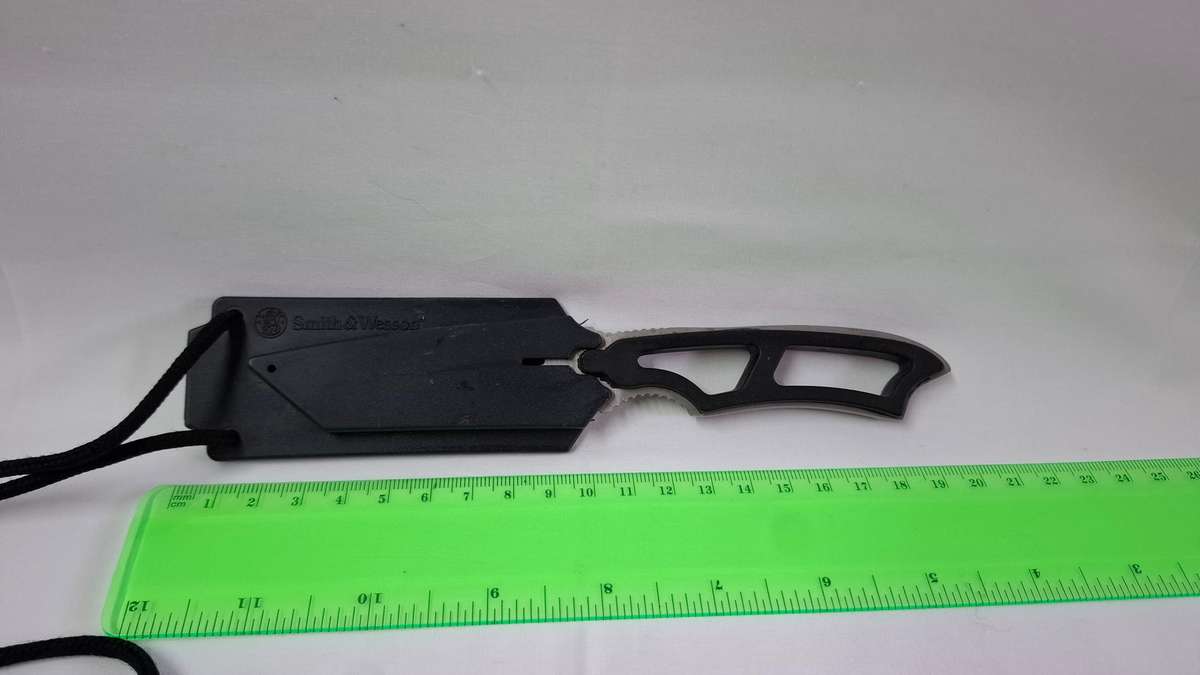 Smith & Wesson Fixed Blade Neck Knife with Sheath SW990TA - Good Condition