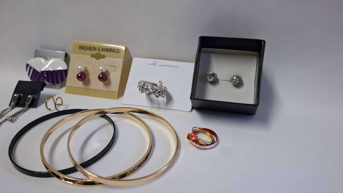 Lot 19A - A Beautiful Collection of Costume Jewelry