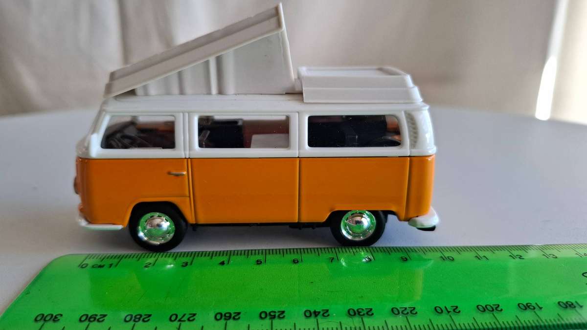 Stunning Maisto 1/42 Volkswagen Type 2 Bus - Good Condition - Not Boxed