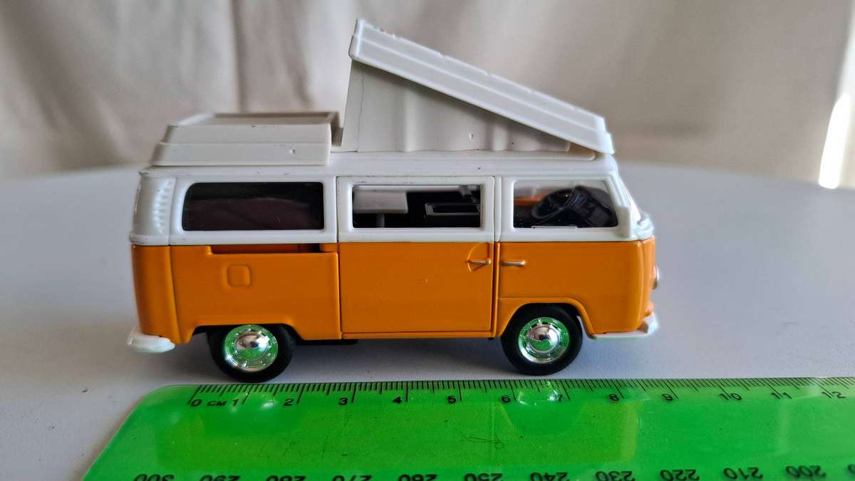 Stunning Maisto 1/42 Volkswagen Type 2 Bus - Good Condition - Not Boxed