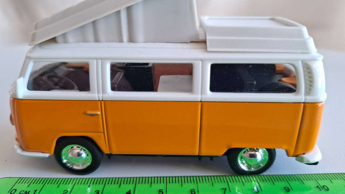 Stunning Maisto 1/42 Volkswagen Type 2 Bus - Good Condition - Not Boxed