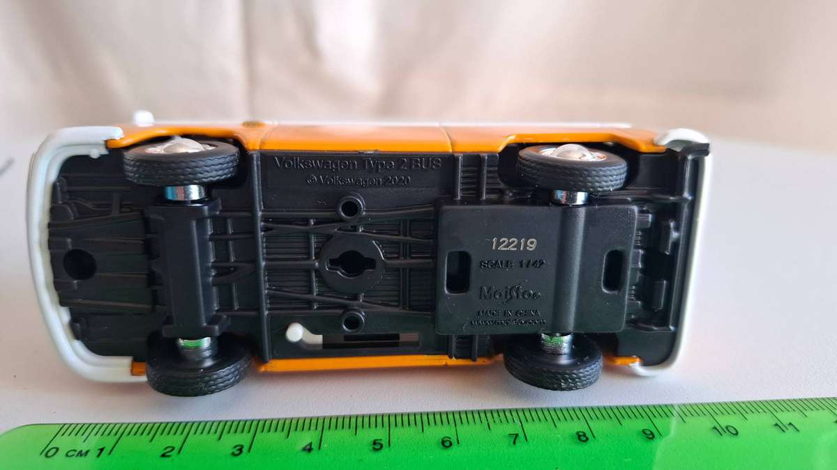 Stunning Maisto 1/42 Volkswagen Type 2 Bus - Good Condition - Not Boxed