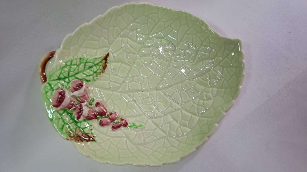 A Stunning Vintage Carlton Ware Foxglove Leaf Dish - Excellent Condition