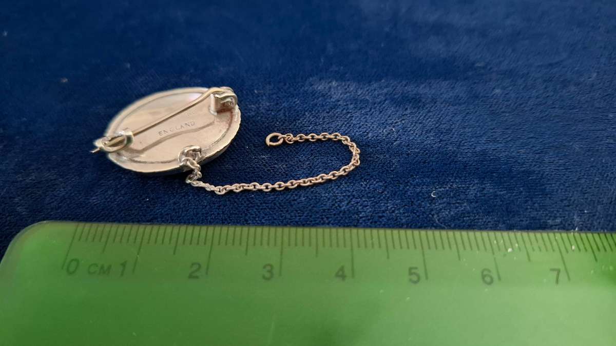 Stunning Vintage TLC England Sterling Silver Brooch (3.8 Grams) in Good Condition and Clearly Marked