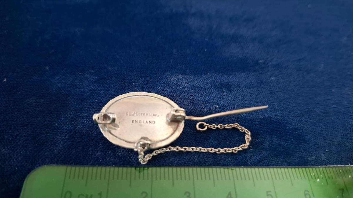 Stunning Vintage TLC England Sterling Silver Brooch (3.8 Grams) in Good Condition and Clearly Marked