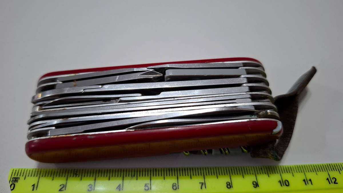 Stunning Victorinox Switzerland Stainless Rostfrei Multi Function Pocket Knife in Good Condition