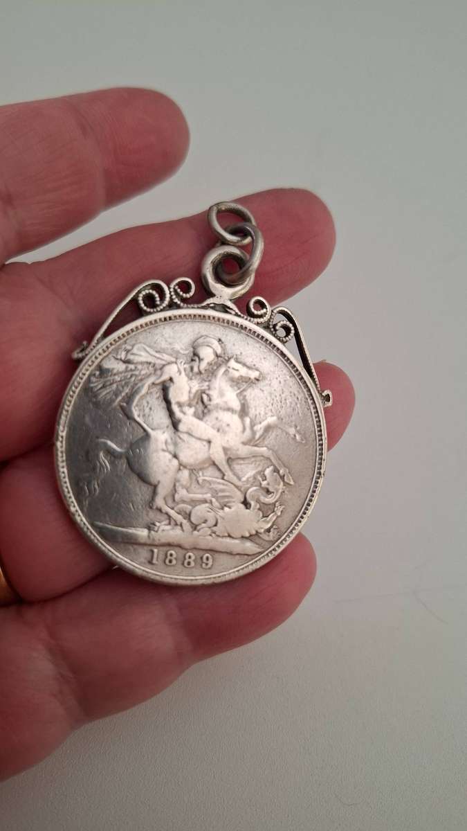 Silver 1889 Queen Victoria Jubilee Head Crown Coin set in a Pendant Mount-Excellent Condition 30.8 g