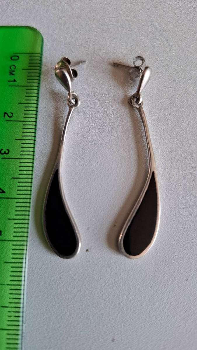 Set of Stunning 925 Silver Long Tear Drop Earrings in Great Condition -4.4 grams - Clearly Marked