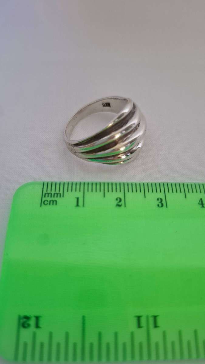 A Stunning Vintage 925 sterling silver ring - 6 Grams in Good Condition