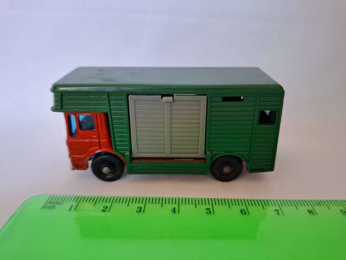 Vintage Lesney Diecast No. 17 Horse Box - In good condition