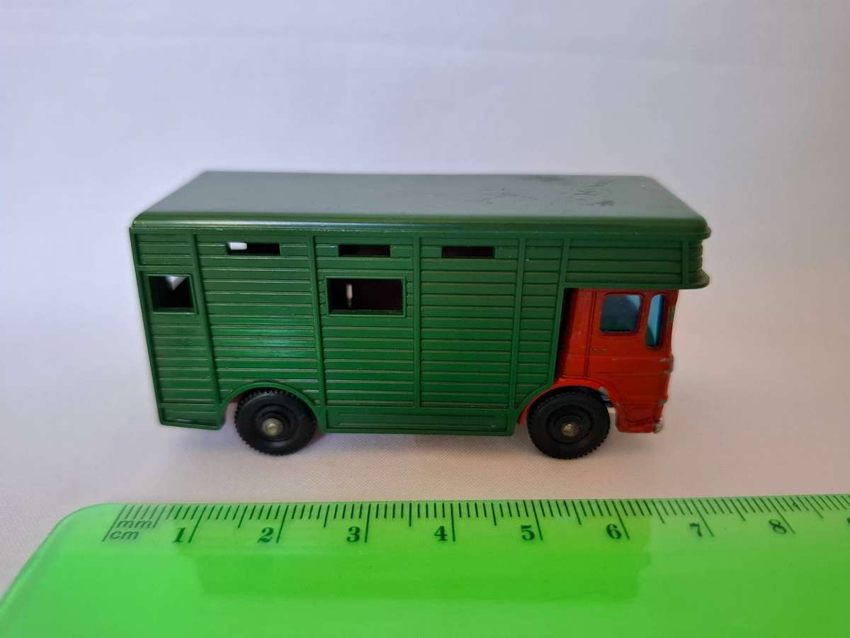 Vintage Lesney Diecast No. 17 Horse Box - In good condition