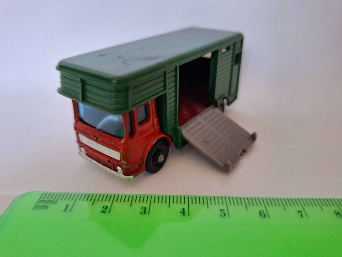 Vintage Lesney Diecast No. 17 Horse Box - In good condition