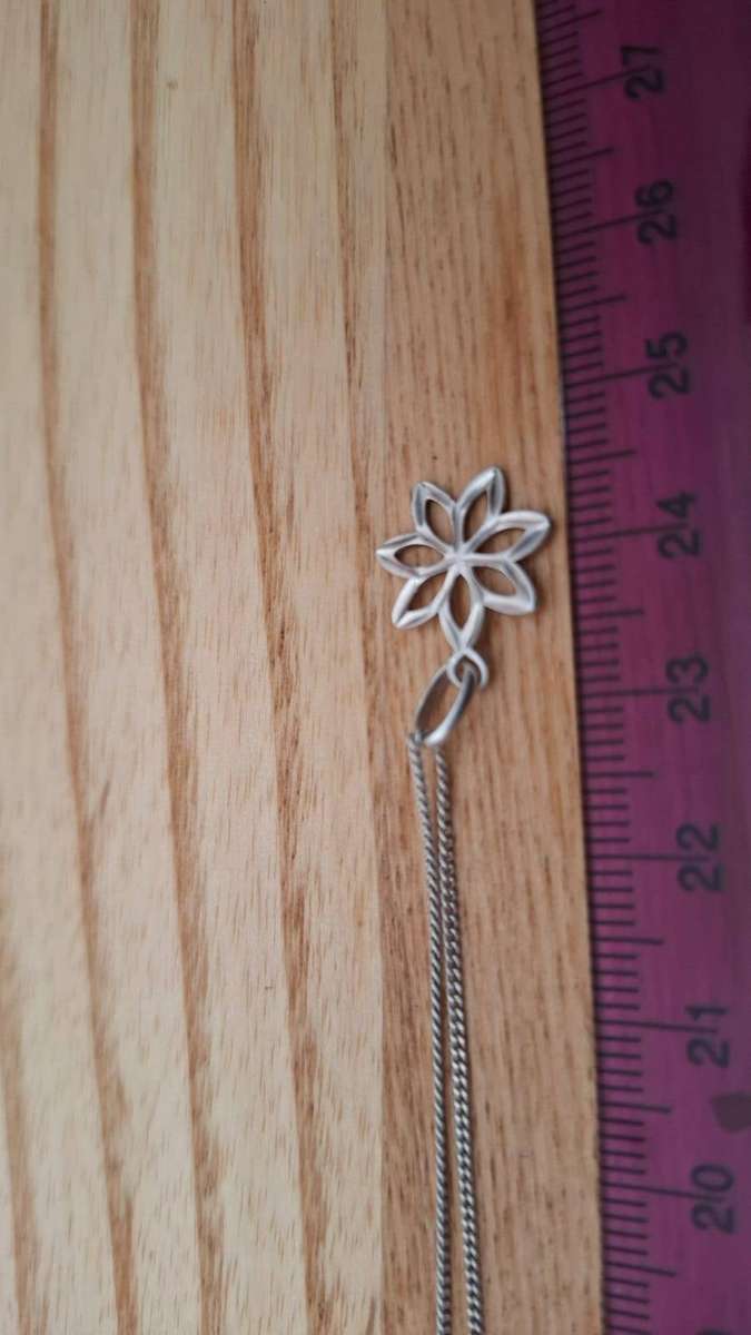 Beautiful 925 Italy Silver Chain with Flower Pendant in Excellent Condition 2.2 Grams
