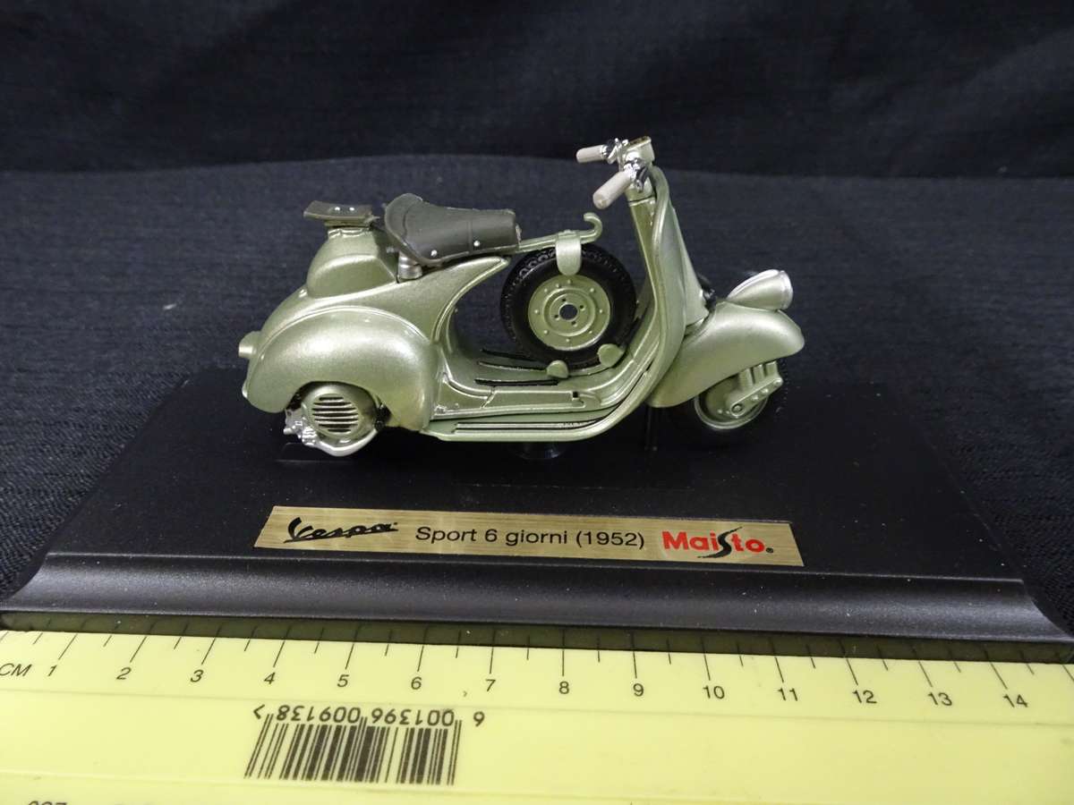Vespa Scooter Sport 6 Giorni (1952) Maisto - Scale: 1:18 - Made In China