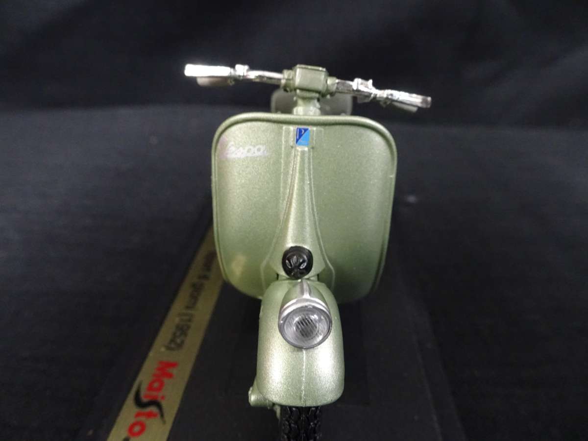 Vespa Scooter Sport 6 Giorni (1952) Maisto - Scale: 1:18 - Made In China