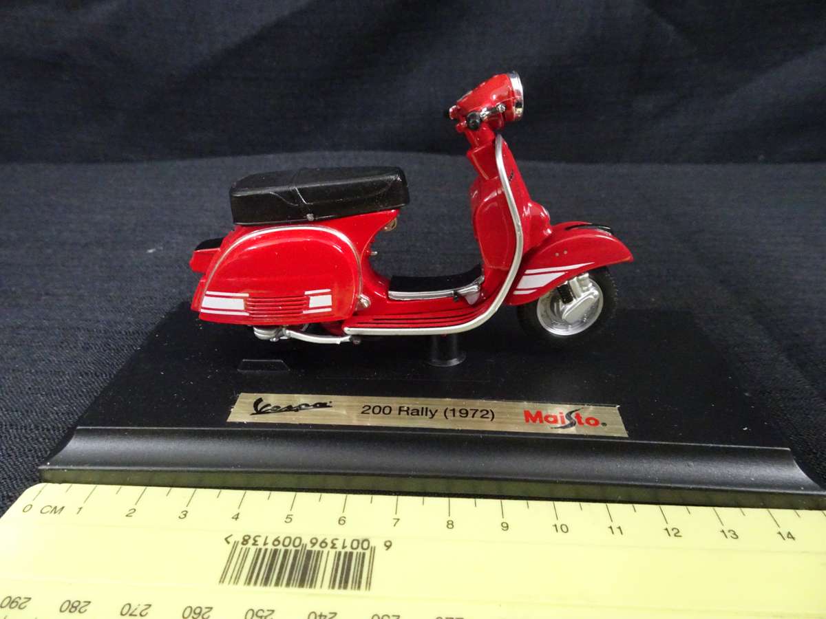 Vespa Scooter 200 Rally (1972) Maisto - Scale: 1:18 - Made In China