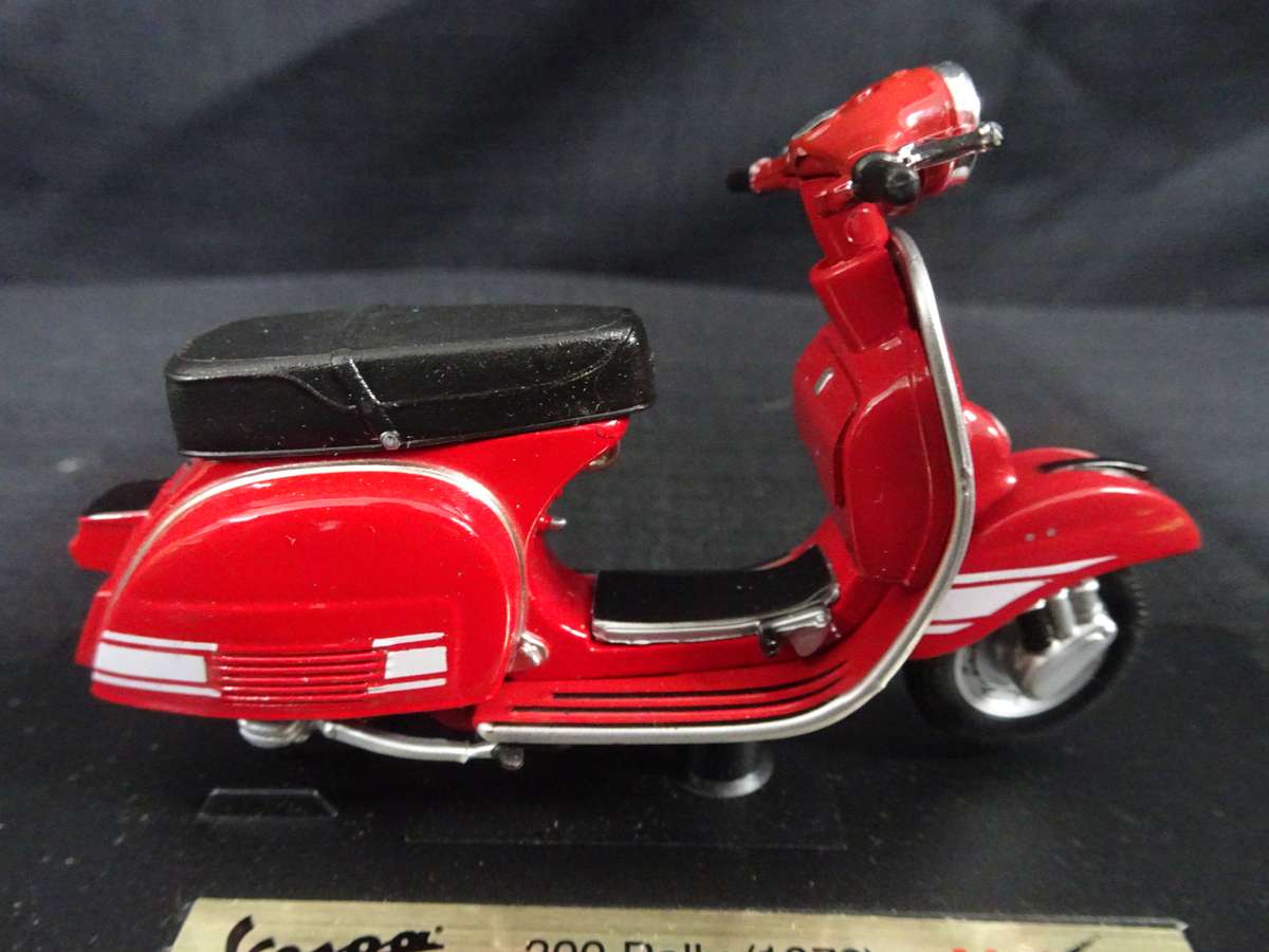 Vespa Scooter 200 Rally (1972) Maisto - Scale: 1:18 - Made In China