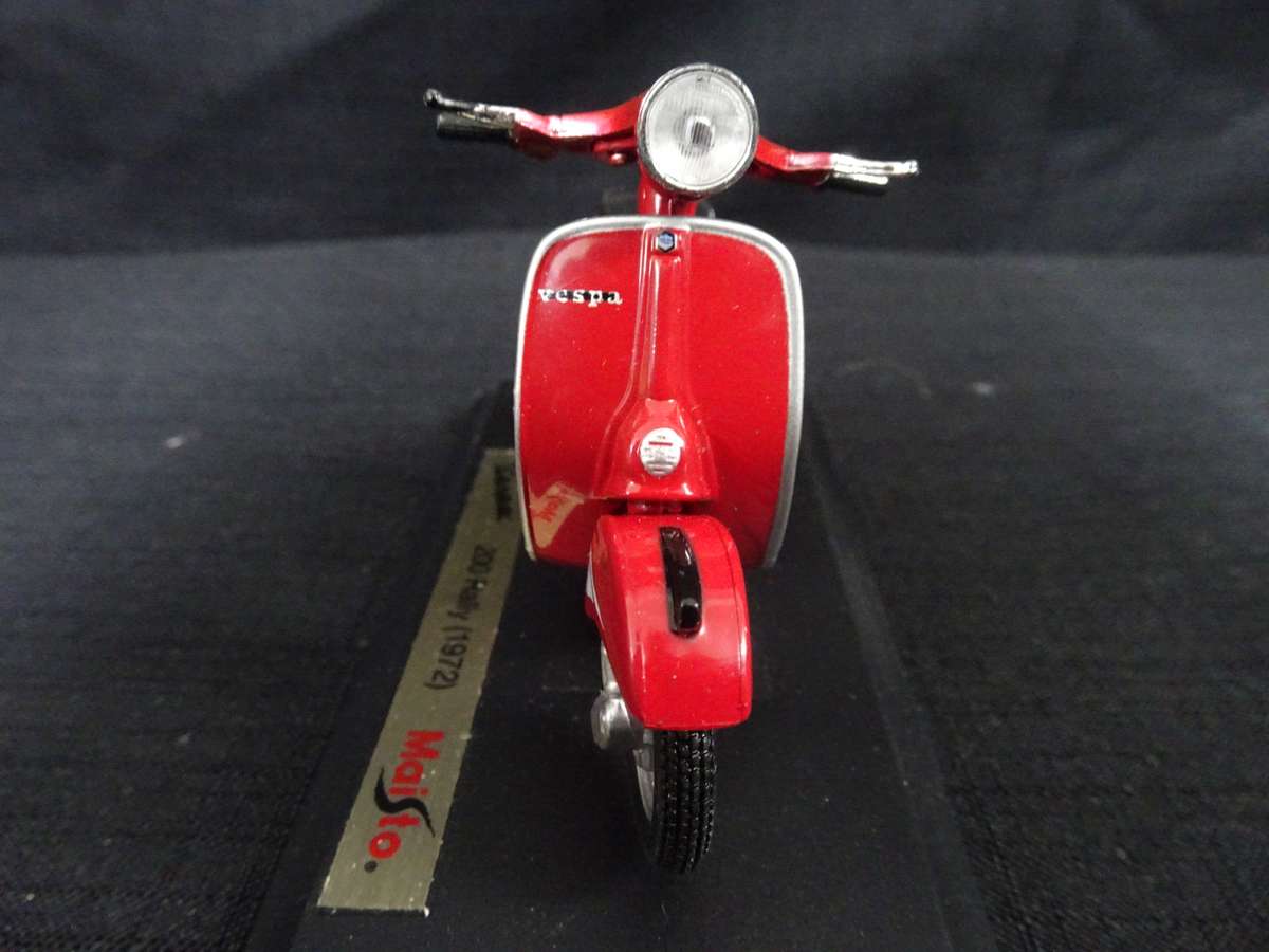 Vespa Scooter 200 Rally (1972) Maisto - Scale: 1:18 - Made In China