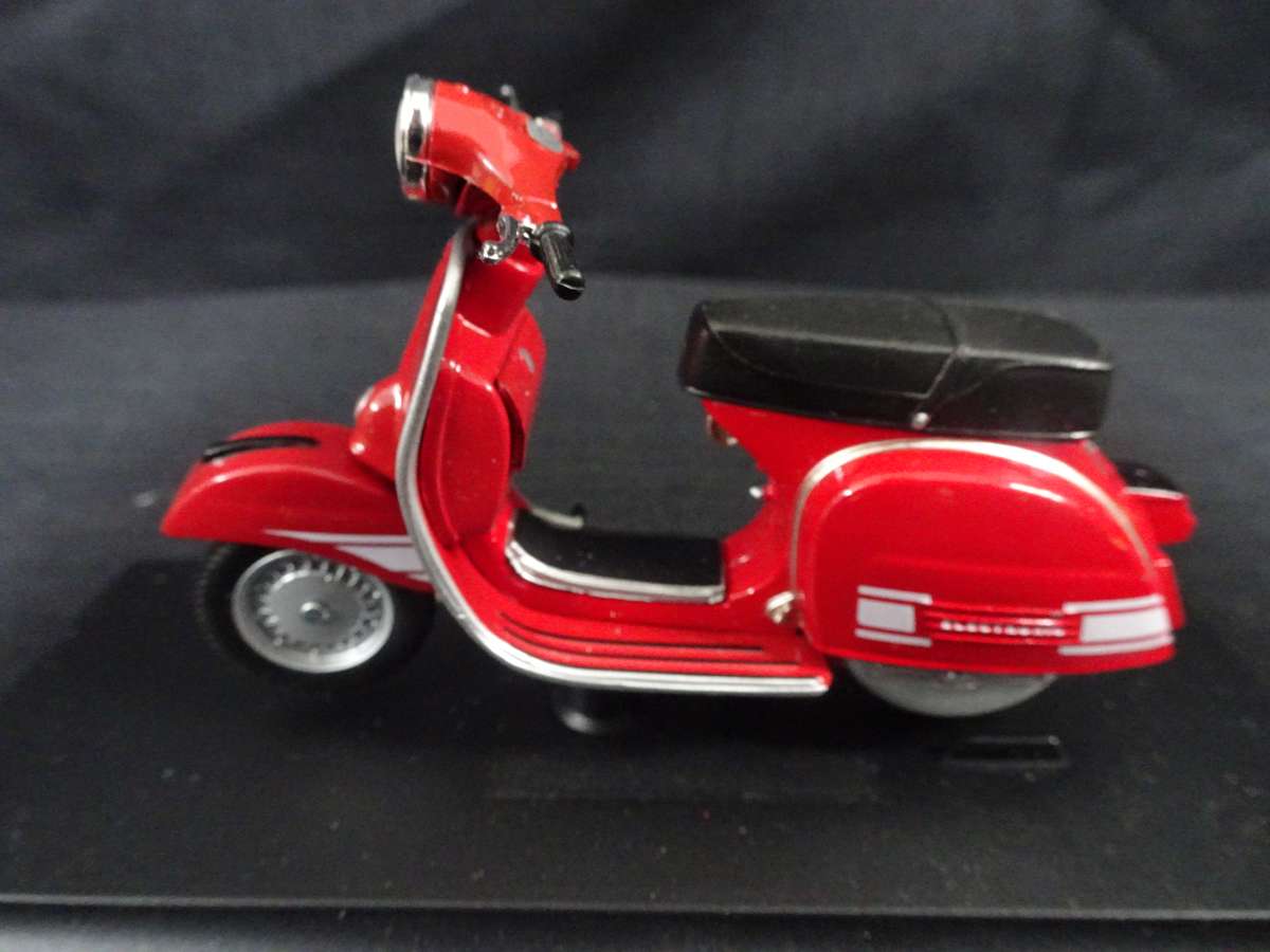 Vespa Scooter 200 Rally (1972) Maisto - Scale: 1:18 - Made In China