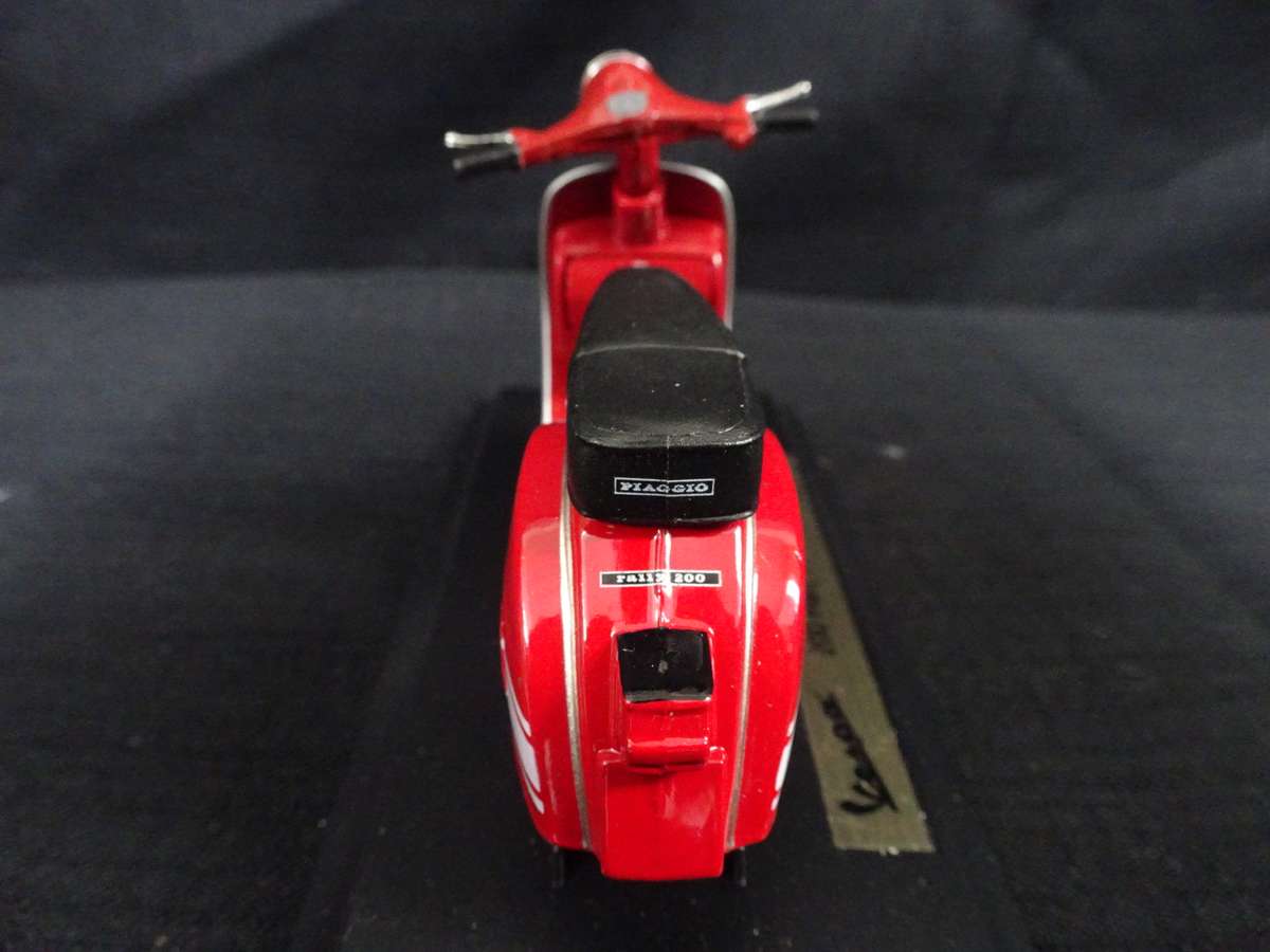 Vespa Scooter 200 Rally (1972) Maisto - Scale: 1:18 - Made In China