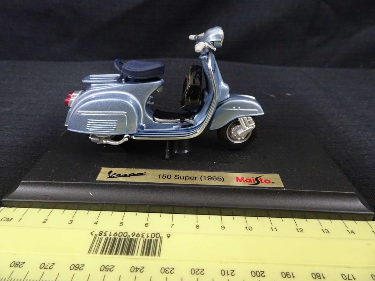 Vespa Scooter 150 Super (1965) Maisto - Scale: 1:18 - Made In China