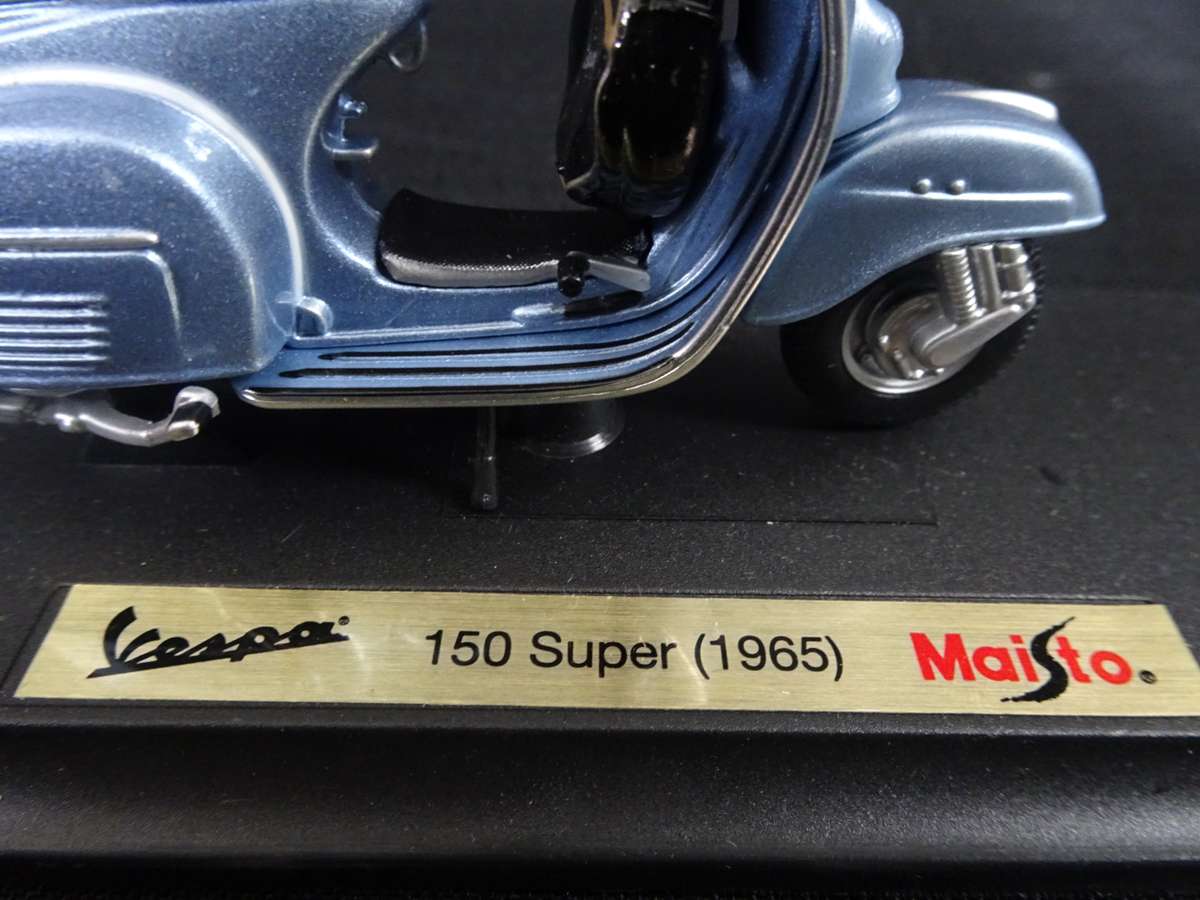Vespa Scooter 150 Super (1965) Maisto - Scale: 1:18 - Made In China