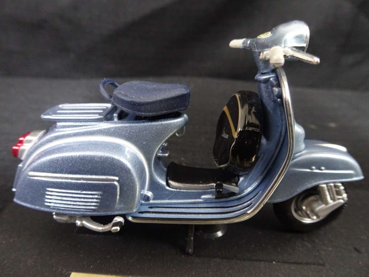 Vespa Scooter 150 Super (1965) Maisto - Scale: 1:18 - Made In China